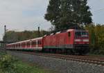 Nachschuß auf den Sonderzug der die Fortuna 95 Düsseldorf-Fans nach Mönchengladbach zum Niederrhein Derby brachte am Sonntag den 4.11.2018, hier ist der Zug bei Kleinenbroich und zeigt