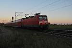 RB 27 gezogen von der 143 925 am Abend des 16.11.2018 gen Mönchengladbach fahrend bei Gierath am ehemaligen und nun aufgelassenen Bü der L116 alt.