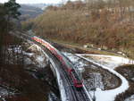 Eine RB22 nach Limburg hat soeben den Eppsteiner Tunnel verlassen. Fotografiert vom Clara-Hilda Felsen am 3.1.2017 11:57