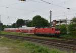 Da hat es in Rheydt gestern ein kleine Koriosum im Hbf.
Vor einigen Monaten ist in den Odenkirchener Abzweig eine neue Bogenweiche eingebaut worden. Am Montag den 27.5.2019 hat nun schon der Weichenstellmotor den Geist aufgegeben und so mussten Züge in Richtung Köln von Mönchengladbach Hbf aus auf demGleis gen Mönchengladbach gefahren werden und somit konnte nur Gleis 2 genutzt werden, hier fährt eine RB 27 also aus Gleis 2 aus Rheydt gen Odenkirchen aus.