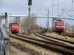 Die 143966-0 vom Rgenbahnhof kommend fhrt in Richtung Stralsunder Bahnhof neben ihr wartet eine V60 auf ihre Weiterfahrt