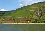 Zwei unbekannte DB Regio 143er mit RE 2 Frankfurt (Main) Hbf - Koblenz Hbf zwischen Boppard und Spay (bei Osterspai von Bord des Schaufelradfahrgastschiffes  Goethe , 16.08.12).