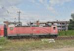 Und dann geht die Sonne auf, oder eine mit DreiLöwenTakt-Aufkleber versehene 143ziger, in dem Fall die 555-1 mit einem RB 27 nach Koblenz bei der Ausfahrt aus Rheydt Hbf. 31.7.2019