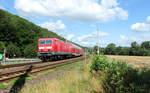 143 012 fährt am 06.07.2020 mit der RB 18 (93485)  Saale-Express  von Halle (Saale) Hbf nach Saalfeld (Saale) und passiert gleich den Bahnübergang Stöben zwischen Bad Kösen und Camburg (Saale).