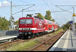 Direkt am Tag nach meiner Ankunft aus dem Süden Deutschlands verschlug es mich wieder auf Tour vor der Haustür. Der Grund: die in Reichsbahn-Lack zurückversetzte und für das DB Gebrauchtzugportal werbende 143 250-9 drehte an diesem Mittwochnachmittag und den ganzen Donnerstag über ihre Runden auf der S7 in Halle (Saale). Dem vorangegangen war wohl ein Schaden einer anderen 143 auf der Linie S9, welche daraufhin nicht mehr einsatzbereit war.
Am Vorabend zufällig auf dem Weg Nachhause entdeckt, folgte dann am nächsten Tag die erste Aufnahme im Hp Halle Rosengarten auf Gleis 2.

🧰 S-Bahn Mitteldeutschland (DB Regio Südost)
🚝 S 37736 (S7) Halle(Saale)Hbf–Halle-Nietleben
🚩 Bahnstrecke Halle–Hann. Münden (KBS 590)
🕓 24.9.2020 | 13:57 Uhr