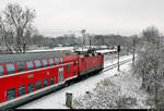 Leiser Abschied von der S7
Die S-Bahn-Linie S7 ist wegen der umfangreichen Bauarbeiten zwischen Halle Rosengarten und Angersdorf seit dem 14.1.2021 eingestellt und wird im Dezember von der S3 aus Richtung Leipzig ersetzt. Hier zeige ich Bilder aus ihren letzten Betriebstagen.

143 957-9 zieht ihre Dostos unter der Brücke auf der B 80 in Halle-Neustadt hindurch, an der das Motiv von alter (und schiefstehender) Leit- und Sicherungstechnik in Form eines Signal-Fernsprechers, Rangierhaltsignals (Ra 11a) und Hl-Signals umsäumt wird.

🧰 S-Bahn Mitteldeutschland (DB Regio Südost)
🚝 S 37726 (S7) Halle(Saale)Hbf–Halle-Nietleben
🚩 Bahnstrecke Merseburg–Halle-Nietleben (KBS 588)
🕓 9.1.2021 | 11:36 Uhr