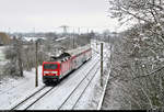 Leiser Abschied von der S7
Die S-Bahn-Linie S7 ist wegen der umfangreichen Bauarbeiten zwischen Halle Rosengarten und Angersdorf seit dem 14.1.2021 eingestellt und wird im Dezember von der S3 aus Richtung Leipzig ersetzt. Hier zeige ich Bilder aus ihren letzten Betriebstagen.

143 919-9 ist unterwegs unweit der Angersdorfer Teiche. Das rechte Gleis als Verbindung zu den Buna-Werken ist seit 2011 stillgelegt.
Aufgenommen von der Brücke Lauchstädter Straße.

🧰 S-Bahn Mitteldeutschland (DB Regio Südost)
🚝 S 37728 (S7) Halle(Saale)Hbf–Halle-Nietleben
🚩 Bahnstrecke Merseburg–Halle-Nietleben (KBS 588)
🕓 9.1.2021 | 12:05 Uhr