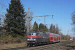 Die attraktiv lackierte DB-Mietlok 143 326(91 80 6143 326-7 D-DB) ist derzeit von WFL gemietet. Sie wurde 1988 bei LEW 1988 gebaut und ursprünglich  bei der DR als 243 326 in Dienst gestellt. 
Auf der RB46 zwischen Bochum und Gelsenkirchen über Wanne-Eickel gibt es in Folge des Abellio-Ausscheidens in NRW noch bis zum 13.03.22 von der Firma Wedler Franz Logistik (WFL) betriebene Ersatzzüge. Als verantwortliches EVU für die Züge ist die UEF Eisenbahn-Verkehrsgesellschaft tätig. Eine Garnitur, bestehend aus einem Steuerwagen und der Lok, reicht für den Umlauf der kurzen Ersatzzüge. Hier unterwegs als RB46 Zug UEF31341 
 Gelsenkirchen-Hbf12:31-Bochum-Hbf12:54.

2022-03-09 Bochum-Riemke 