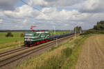 Die  Miete mich!  143 841 zieht am 21.08.2023 einen leeren Slnps Wagen Zug von Prenzlau kommend, durch Seehausen.