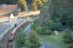 15.09.2007 RE von Dresden nach Zwickau unterwegs im Plauenschen Grund zwischen Dresden-Plauen und Freital-Potschappel.Rechts der Bahnlinie war einmal die alte Straenfhrung von Dresden nach Freital. In den 90iger Jahren wurde die Straenfhrung verndert, es entstand daneben der Ingrid-Biedenkopf-Tunnel wodurch die Strae nun nach Freital fhrt.