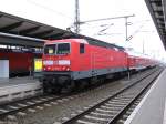 143 303-6 wartet mit ihrer S-Bahn der Linie 2 im Rostocker Hbf auf Weiterfahrt in Richtung Gstrow (22.12.07).