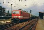 Die DR 243 276-3 mit dem D-Zug Hamburg - Dresden in Schwerin in der letzten Septemberwoche 1990.