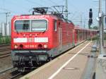 BR 143 036-2 zieht eine S6 in Richtung Essen in den Anfangsbahnhof Kln-Nippes am 31.07.2008.