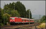 Eine 143er zieht den  3-Wagen-RE  nach Stuttgart Hbf. Aufgenommen im August 2008 in Essingen(b.Aalen).