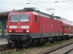 143 115-4 mit Regionalbahn Falkenberg/Elster-Lutherstadt Wittenberg-Dessau-Bitterfeld-Halle/Saale Hauptbahnhof kurz vor Abfahrt in Falkenberg/Elster (16.07.2008)