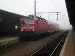 143 058-6 mit RB 17321 bei starkem Nebel im Bahnhof Freiberg, 04.11.08