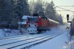 Bei unter -10C zieht eine unerkannt gebliebene 143 RB 17315 von Zwickau nach Dresden durch den Freiberger Stadtwald, 06.01.09