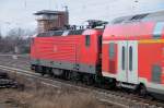 Ob sie ihren Halt vergessen hat? Im Gleiswechselbetrieb dst 143 181-6 durch Darmstadt-Kranichstein. (Nachschumitzieher, 07.03.09)