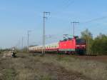 Nochmals 143 658-3 mit TEE-Wagen im ehemaligen Rangierbahnhof Wuhlheide.