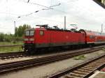 143 002-4 (nach 243 003 die zweite Serien 143er, die von der DR in Dienst gestellt wurde) rangiert mit ihren Doppelstockwagen auf Gleis 5 in Zwickau Hbf.