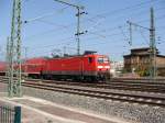 143 256-6 verlsst mit einer Regionalbahn nach Braunschweig Hbf den Magdeburger Hauptbahnhof am 14.04.2009. Fotografiert am alten Lokschuppen in der Maybachstrae.