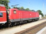 Hier 143 556-8 mit einem RE7 nach Wnsdorf-Waldstadt, dieser Zug stand am 13.6.2009 in Bad Belzig.