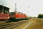 143 564 mit einer Regionalbahn nach Velgast in Barth im Mai 1998.Heute gibt es auf dem Bahnhof nur noch ein Gleis und die UBB fhrt als einzige Bahn nach Barth.