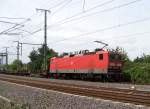 143 147-7 kommt mit einem kurzen Gterzug Flachwagen aus Richtung Braunschweig gefahren. Fotografiert in Hhe Platz des 17. Juni in Magdeburg am 12.07.2009.