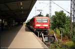 DB 143 054-5 (DB Regio NRW GmbH Dsseldorf) mit dem RE6 nach Gesundbrunnen. Die Garnitur besteht aus dem Nacht-Express, die Wagen sind D-DB 50 80 30-33 114-6 ABx 791.1 (KKROX 21.03.05), D-DB 50 80 20-33 198-1 Bx 794.1 (KKROX 05.02.03, Verl. KD 04.02.10), D-DB 50 80 27-33 145-5 Bxf 796.1 (KKROX 24.05.05).
10:55 Uhr - D-DB 50 80 27-33 145-5 Bxf 796.1 (Hennigsdorf, 20.07.2009)