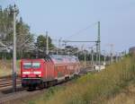 143 124-6 kommt hier mit dem RE aus Leipzig Hbf in den Bahnhof von Leipzig/Halle Flughafen eingefahren. Die fahrt endet hier und sie ging 30 Minuten spter wieder zurck. 15.08.2009