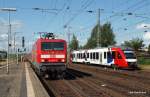 143 557-7 begegnet am 22.08.09 mit der RB 21077 aus Flensburg der wartenden Nordbahn bei der Einfahrt in den Bahnhof von Neumnster.