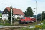 143 865 passiert am 18.08.2008 mit einer S-Bahn das wohl bekannteste Fotomotiv der Elbtalbahn in Rathen am B  Strand .