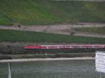 Eine Regionalbahn die am 30.09.2009 gerade Rdesheim (Rhein) verlassen.