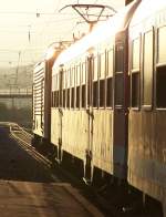 143 825-8 fhrt mit RB81 von Koblenz nach Trier  Wittlich Hbf in den Sonnenuntergang hinein.
Aufgenommen am 21.10.2009