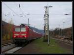 143 009 kommt als RE 12012 in den Bahnhof Bullay (DB) eingefahren.