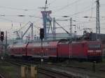 143 564 schob die Rostocker S-Bahn am 05.Dezember 2009 aus Warnemnde nach Rostock Hbf.