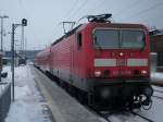 Rostocker 143 303 bespannte am 16.Januar 2010 den RE 33212 Sassnitz-Rostock als Dieser in Bergen/Rgen hielt.Das links zusehende Signal zeigt dem Lokfhrer an das Ausfahrsignal steht auf Fahrt und ist