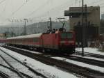 143 133-7 wartet mit einer RB-Garnitur im Koblenzer Hbf auf neue Aufgaben.30.01.2010