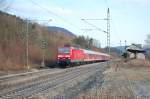 Nicht mehr oft knarren im Bahnhof Gingen an der Fils die Bremsen und kndigen somit den Halt eines Zuges an. Am 19.3.2010 um 17:01 war dies jedoch der Fall und so konnte ich die Stuttgarter 143 804 mit einem aus vier Silberlingen gebildeten Regionalzug nach Plochingen aufnehmen.