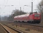 DB 143 858-9 mit der RB 16915 nach Lichtenfels, bei der Ausfahrt in Naumburg (S) Hbf; 05.04.2010