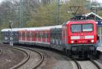 Die 143 215-2 zieht die S68 aus Langenfeld nach Wuppertal Vohwinkel zum nchsten Halt Dsseldorf Volksgarten am 16.04.2010