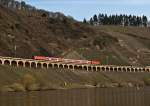 2 Lokomotiven der Baureihe 143 mit einem Regionalzug am Morgen des 7. April 2010 auf dem Pndericher Hangviadukt.
