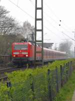 143 583-3 zieht einen S8-Zug nach Hagen, hier verlsst Sie gerade den Bahnhof Bttgen in Richtung Neuss Hbf bei diesigem Wetter.  8.4.2010
