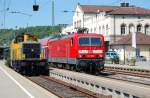 Whrend 143 092 vom Betriebshof Stuttgart am 24.5.2010 mit einem RE in die baden-wrttembergische Landeshauptstadt den Bahnhof Tbingen verlsst, wartet auf dem Abstellgleis daneben 214 008 der Firma