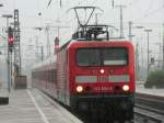 Es regnete immer noch, als 143-854 am Abend des 4.8.10 mit einem Leerzug im Dortmunder Hauptbahnhof einfuhr.