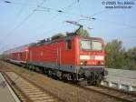 143 139 verlsst am 06.10.2005 mit ihrer RB nach Sangerhausen den Bahnhof von Smmerda.