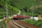 Ein 143er-Sandwich als RE nach Frankfurt kurz vor Oberwesel, es zieht 143 647-6. (26.8.2010)