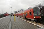 Auf Gleis 1 143 588-2 mit der RB13 (RB 28861) aus Berlin Hbf(tief) und auf Gleis 2 der RB21 (RB 18670) aus Potsdam Griebnitzsee,
geschoben von der 143 221-0 in Wustermark. 14.01.2011