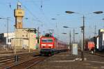 Obwohl seit dem Fahrplanwechsel eigentlich nur noch Loks der BR 182 auf der RB-Linie Halle-Eisenach fahren sollten, sieht man doch immer mal wieder die alteingessenen 143er an den Zgen. Am 8.3.2011 fhrt 143 859-7 mit der RB 16316 in Merseburg ein. Im Hintergrund ist der markante Turm des Alufolie-Werks zu sehen, davor das Stellwerk Mp.