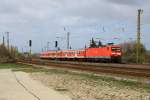 Mit dem RE18 nach Dresden fhrt 143 072-7 in den Bahnhof Coswig ein. (09.04.2011)